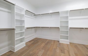 Organisez vos espaces avec des dressings conçus sur mesure pour répondre à vos besoins de rangement tout en ajoutant une touche esthétique à votre intérieur.